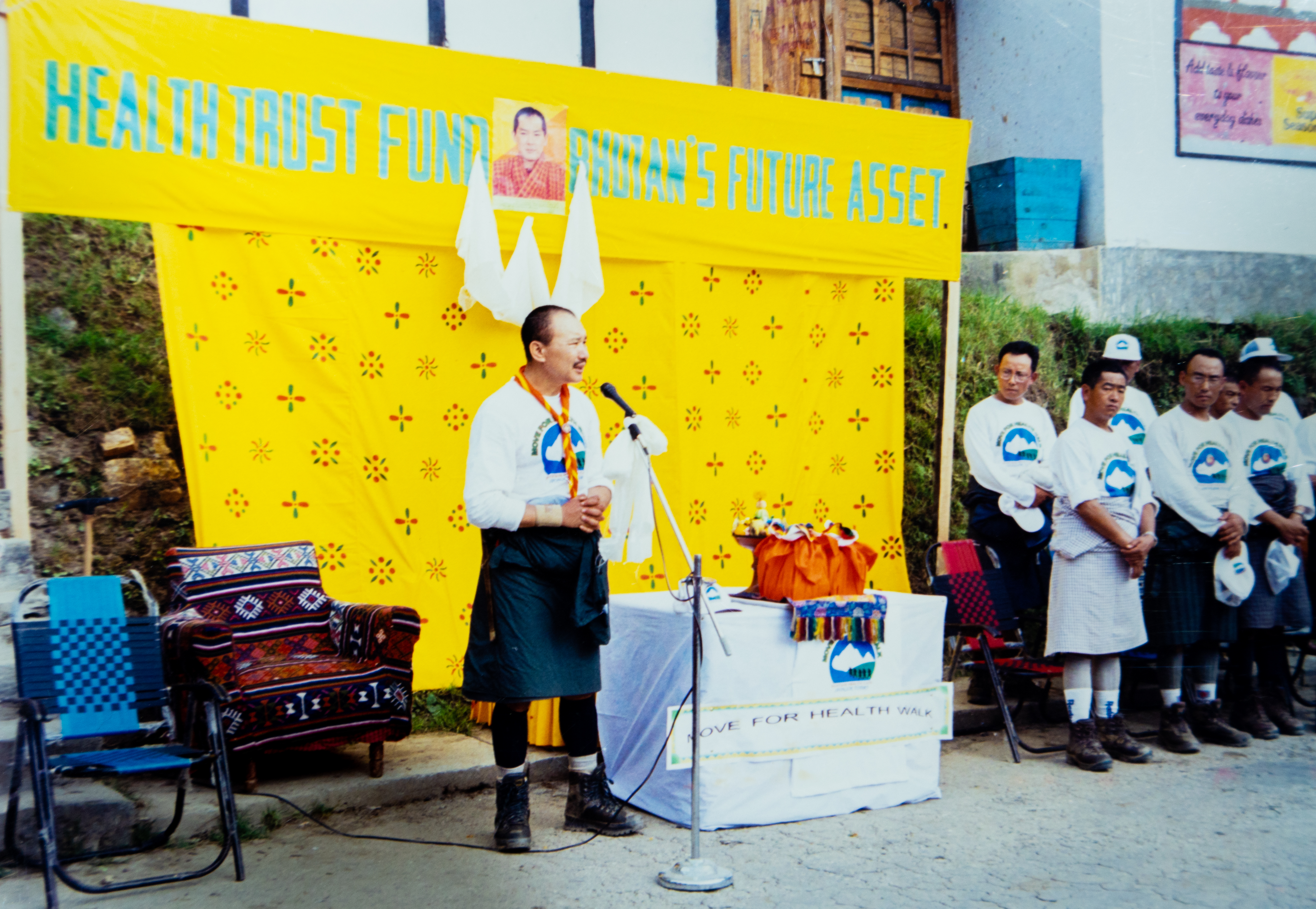 Addressing supporters at a stop along the route